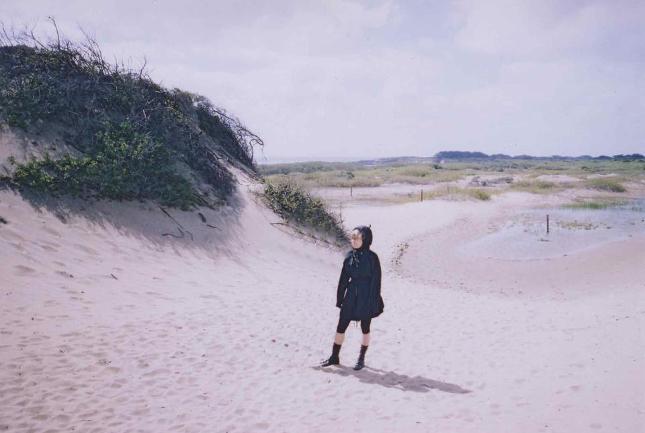 Holly Herndon tajemniczo stoi